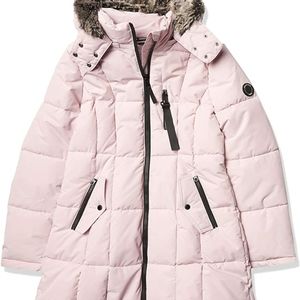 This puffer coat features a detachable faux fur tr